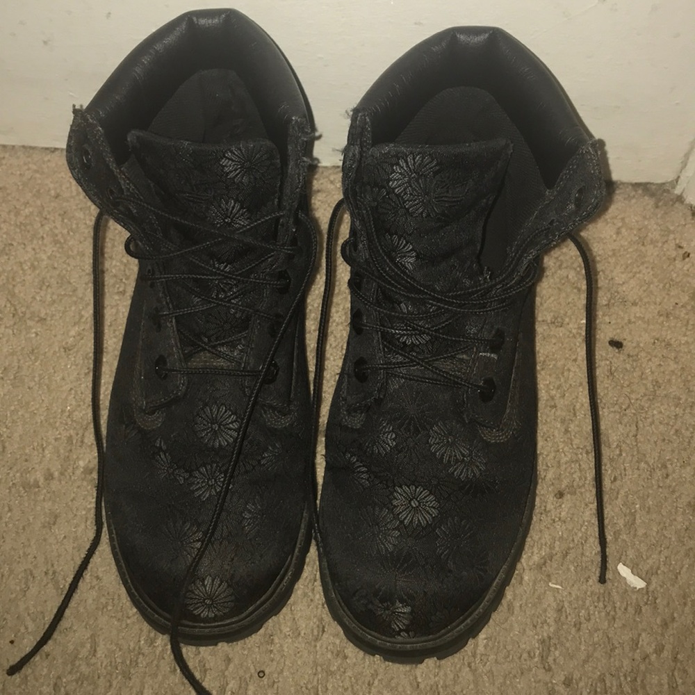 black timberland flower boots